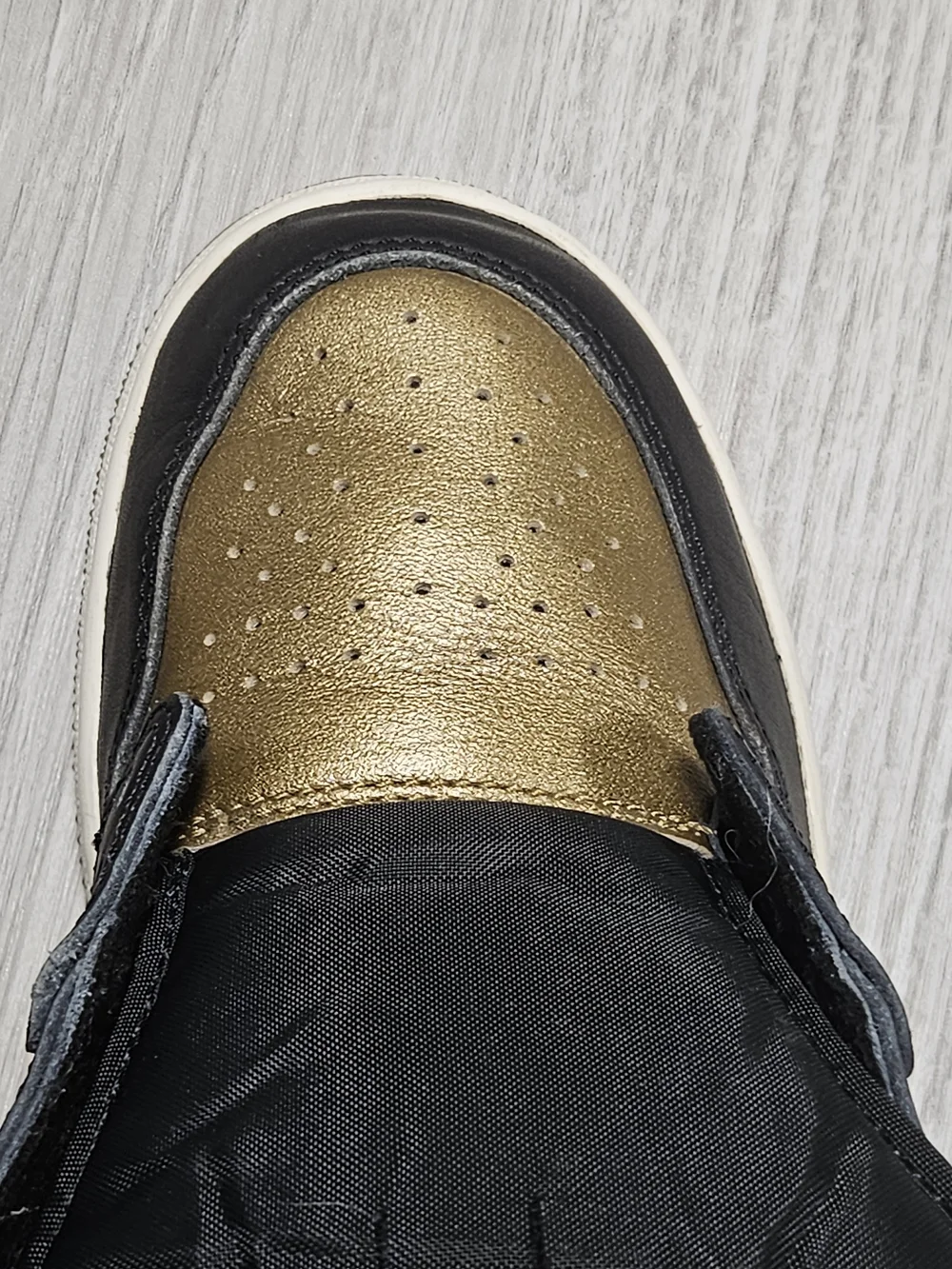 Air Jordan 1 High Black Metallic Gold